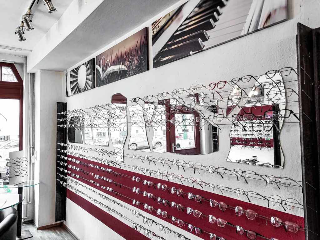 Augen-aufsetzen-Brillen-Ausstellung-an-der-Wand