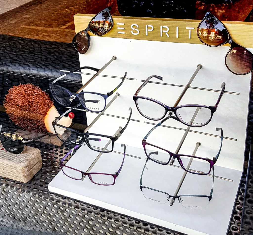 Augen-aufsetzen-Fernbrillen-im-Schaufenster