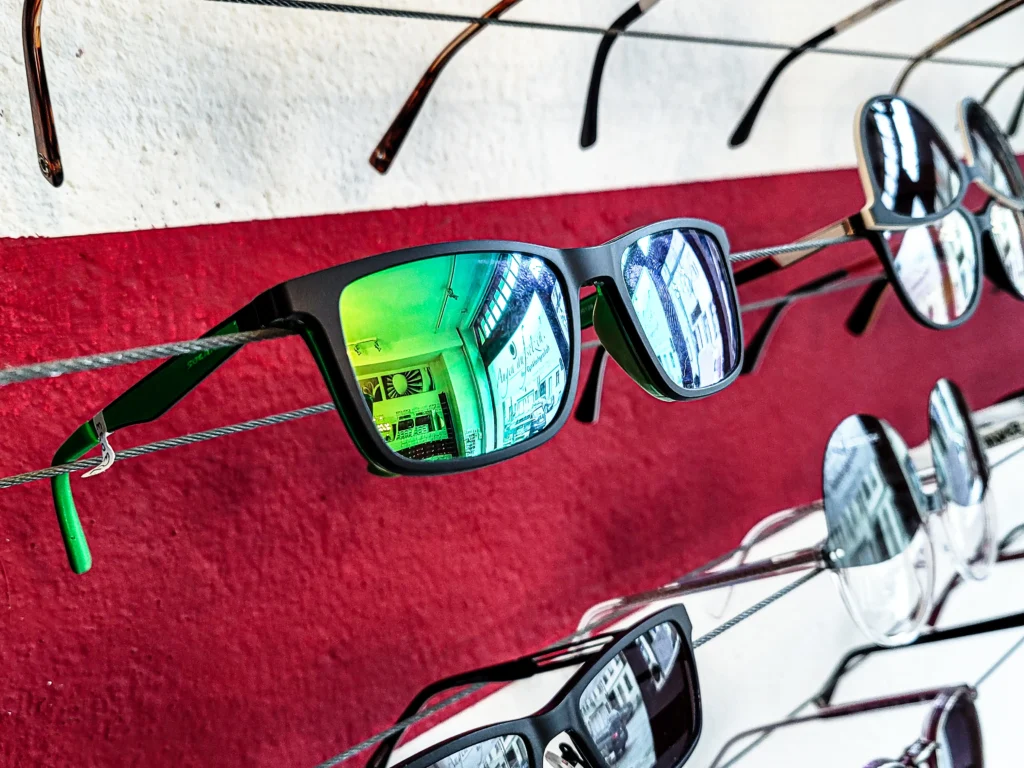 Augen-aufsetzen-Sonnenbrille-im-Detail